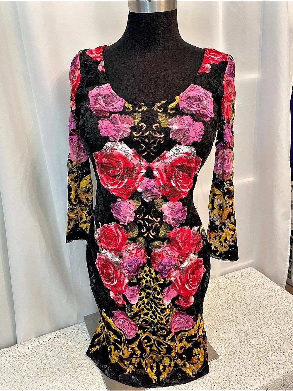 Venus Floral Lace Mini Dress in Black & Pink Size Small PTP 17” w/ stretch up to